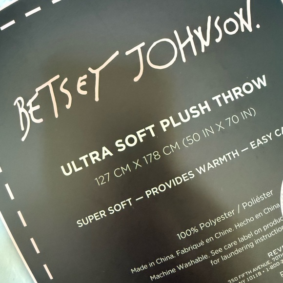 Betsey Johnson NWT Plush throw blanket 50 x 70 - Picture 9 of 9